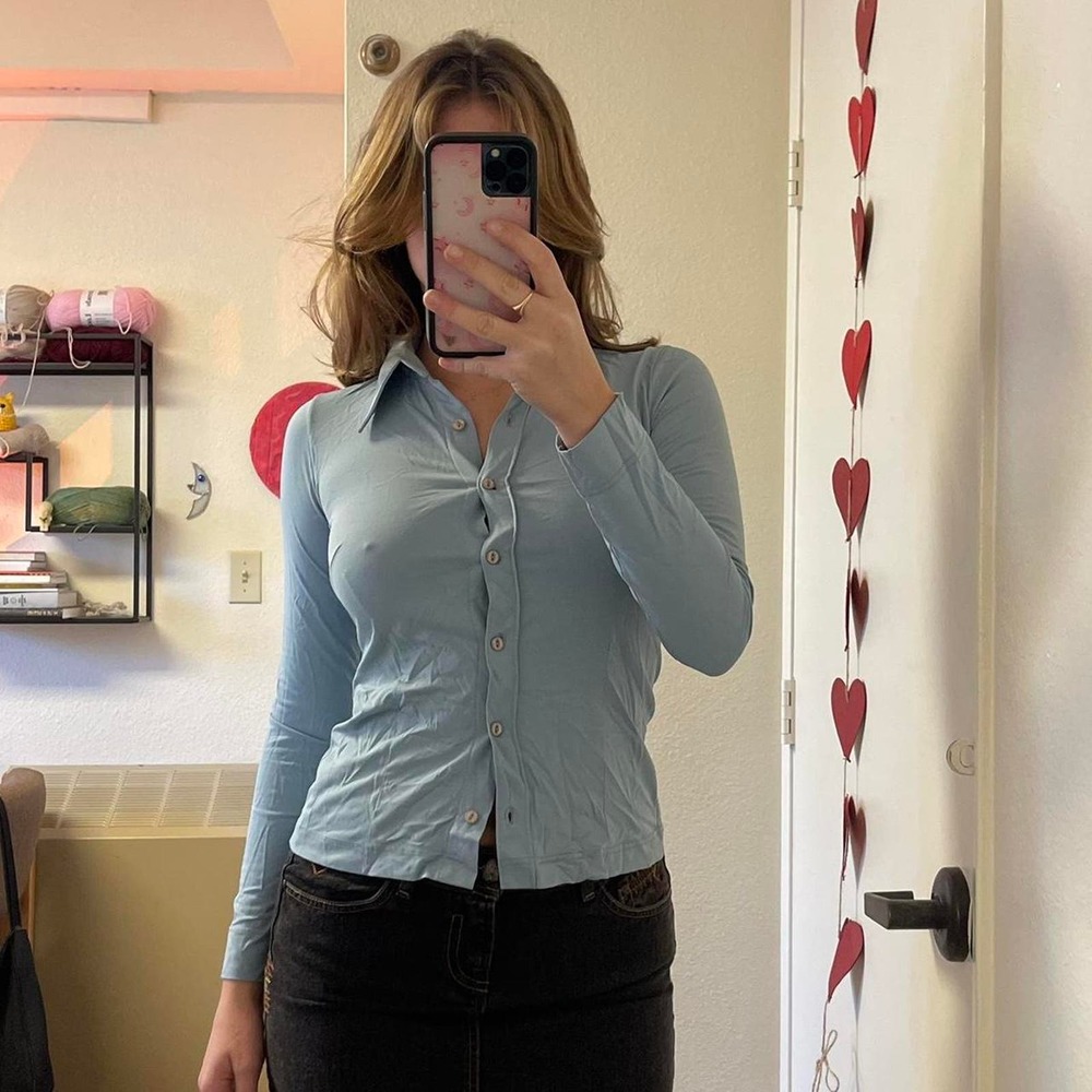 the light blue fitted button up collared shirt